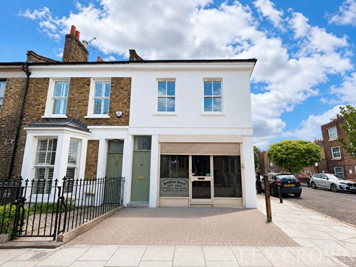 3 Bedroom Flat To Rent In Lansdowne Drive, Dalston, E8