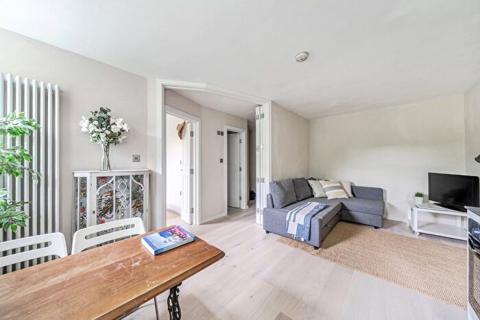 1 Bedroom Flat For Sale In Elsham Road, Kensington And Chelsea, London, W14