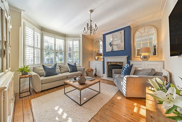 2 Bedroom Flat For Sale In Burntwood Lane, Earlsfield, London, SW17