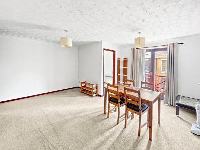 2 Bedroom Flat To Rent In Chamberlin Court, Cambridge, CB4