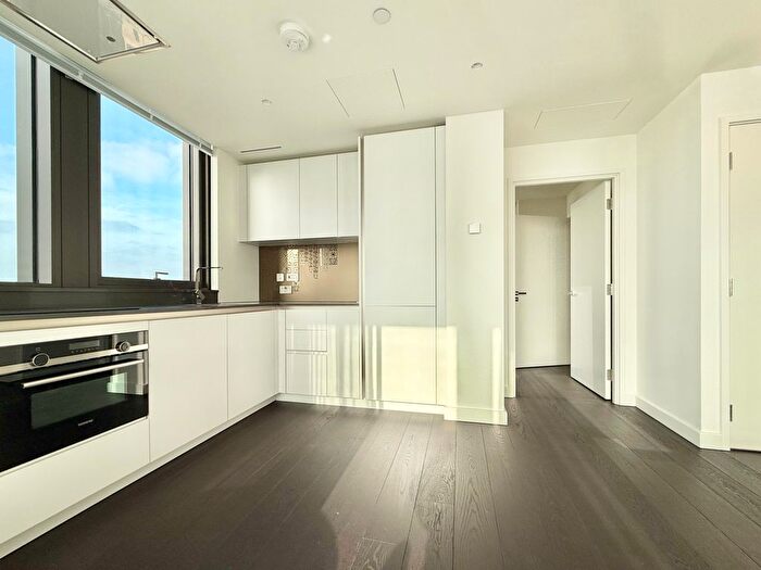 2 Bedroom Flat To Rent In Bondway, London, SW8