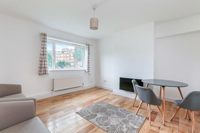 3 Bedroom Flat To Rent In Swinburne Court, Basingdon Way, SE5