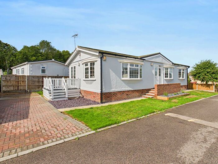 2 Bedroom Mobile/park Home For Sale In The Drift, Elsworth, CB23