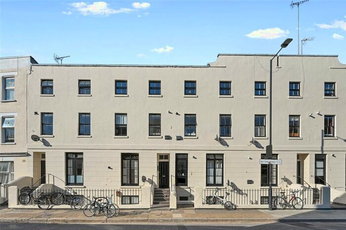 2 Bedroom Flat To Rent In Blythe Road, Brook Green, London, W14