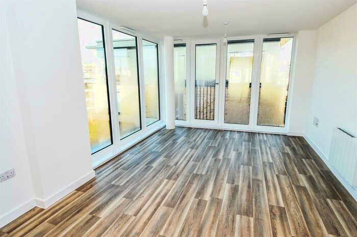 2 Bedroom Apartment To Rent In Lexington Gardens, Birmingham City Centre, Birmingham, West Midlands, B15