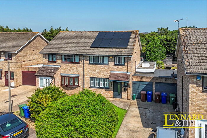 3 Bedroom Semi Detached House For Sale In Dartview Close, Little Thurrock, Grays, RM17