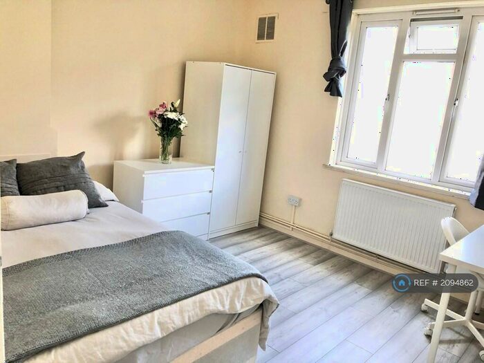 3 Bedroom Flat To Rent In Nestor House, London, E2