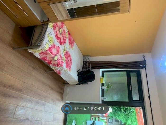 Studio To Rent In Sylvia Avenue, Pinner, HA5