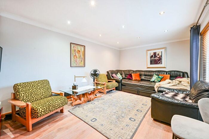 3 Bedroom Flat To Rent In Copley Close, Hanwell, London, W7