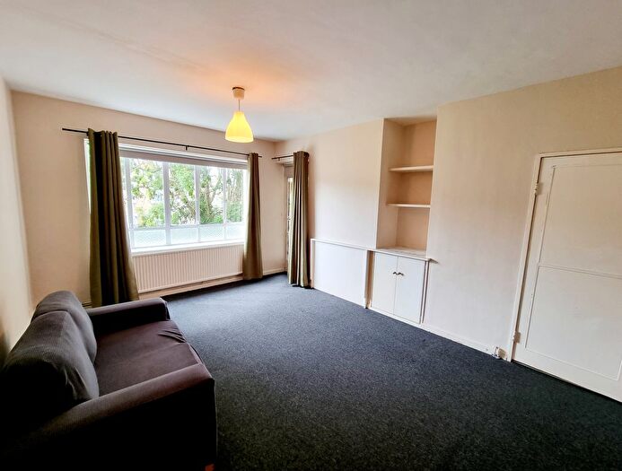 3 Bedroom Flat To Rent In Crockerton Road, London, SW17