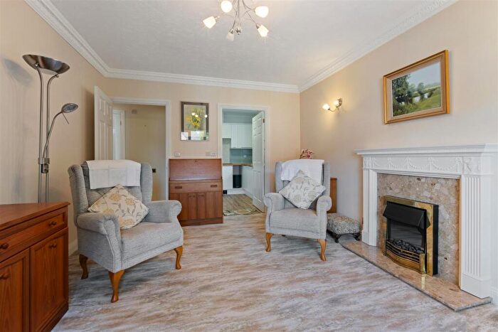 2 Bedroom Flat For Sale In Cremorne Place, Petersfield, GU32