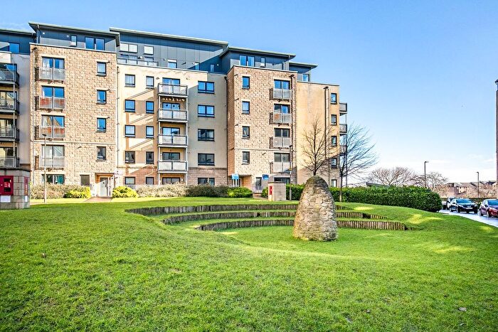 3 Bedroom Flat For Sale In Hawkhill Close, Easter Road, Edinburgh, EH7