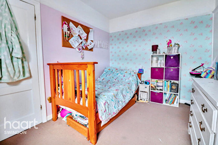 3 Bedroom Terraced House For Sale In Ferndale Road, Swindon, SN2