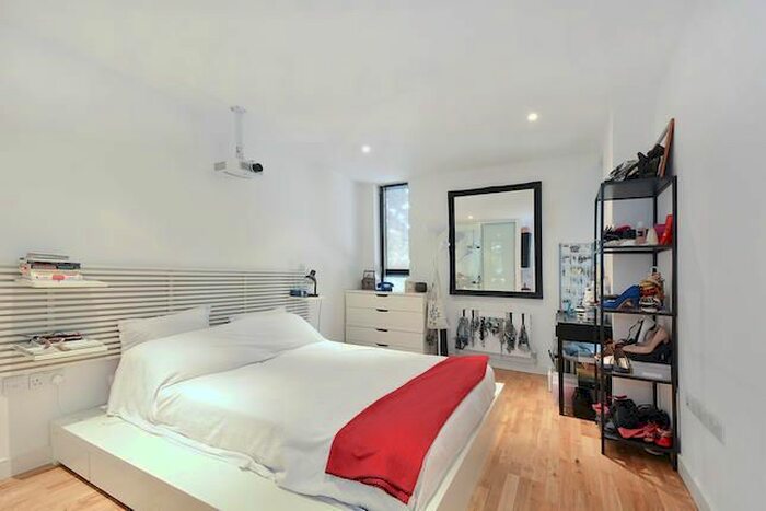 1 Bedroom Flat To Rent In King's Cross Road, London, WC1X
