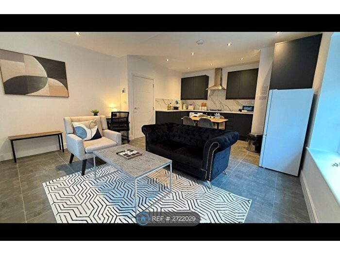 2 Bedroom Flat To Rent In Crescent Drive, Aldershot, GU12