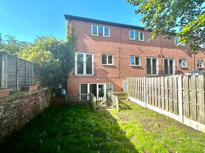 3 Bedroom House To Rent In Alney Place, Sheffield, S6