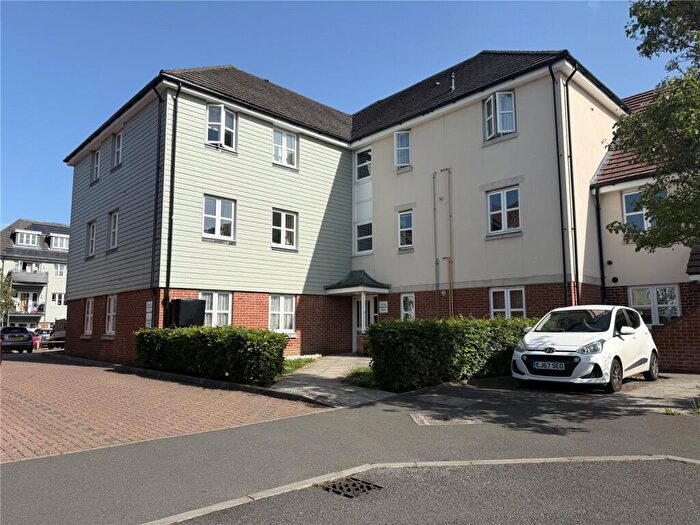2 Bedroom Flat For Sale In Blacksmith Close, Aldershot, Hampshire, GU12