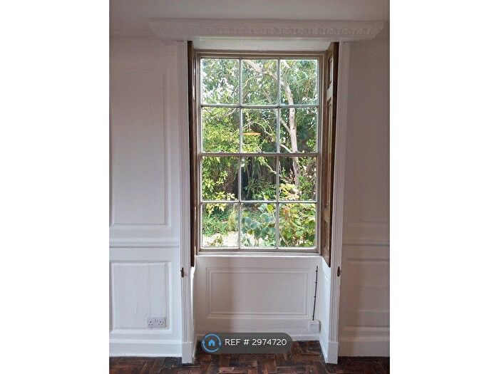Studio To Rent In Station Road, Thames Ditton, KT7