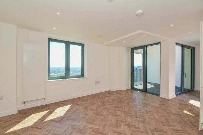 2 Bedroom Flat To Rent In Makers Yard, Bromley By Bow, London, E3