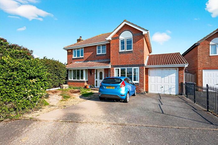 4 Bedroom Detached House For Sale In Avebury Close, Bracklesham Bay, PO20