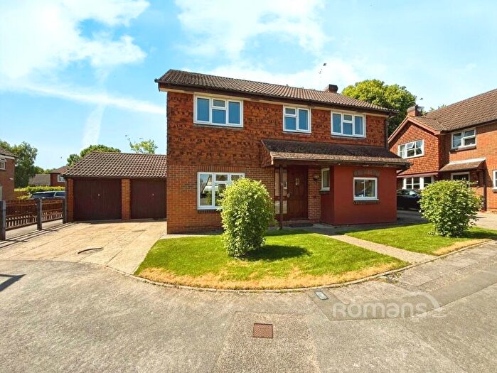 4 Bedroom Detached House For Sale In Whitebeam Gardens, Farnborough, GU14