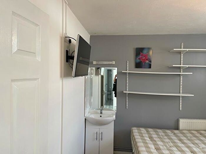 5 Bedroom Semi-Detached House To Rent In Metchley Drive, Selly Oak, Birmingham, B17