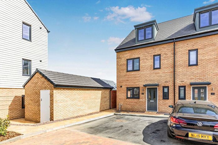 3 Bedroom House To Rent In Gedrite Close, Wellingborough, NN8