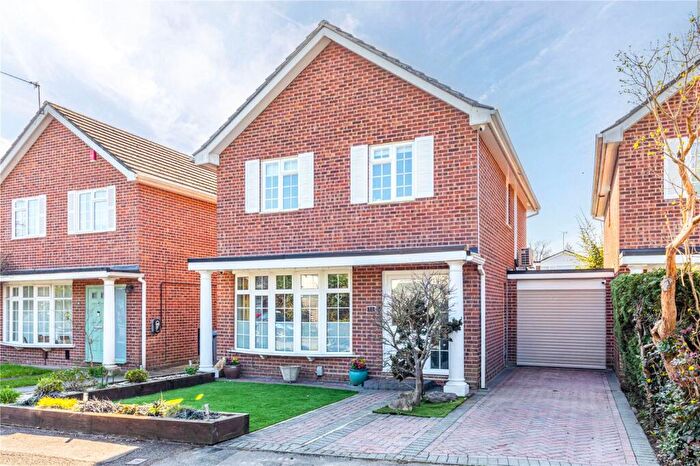 4 Bedroom Link Detached House For Sale In Heather Close, New Haw, Addlestone, Surrey, KT15