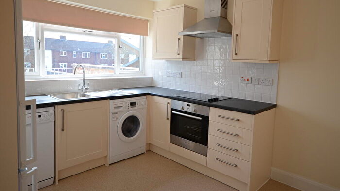 3 Bedroom Flat To Rent In Yorktown Road, GU47