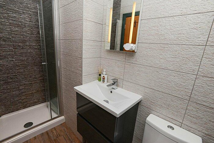1 Bedroom Flat To Rent In Waverley Street, Nottingham, Nottinghamshire, NG7
