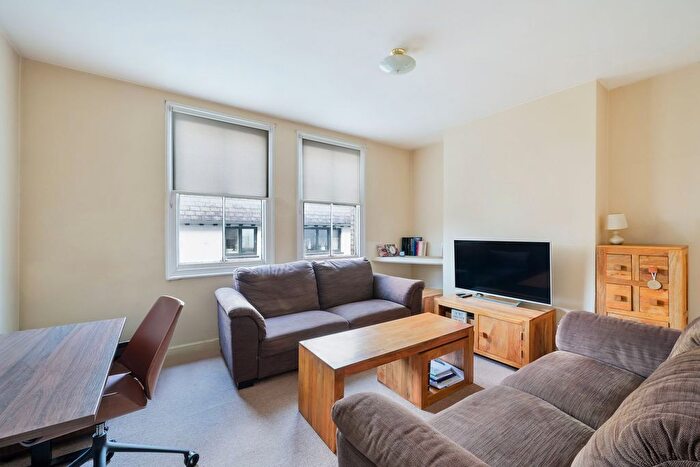 2 Bedroom Flat For Sale In West Street, Ewell, KT17