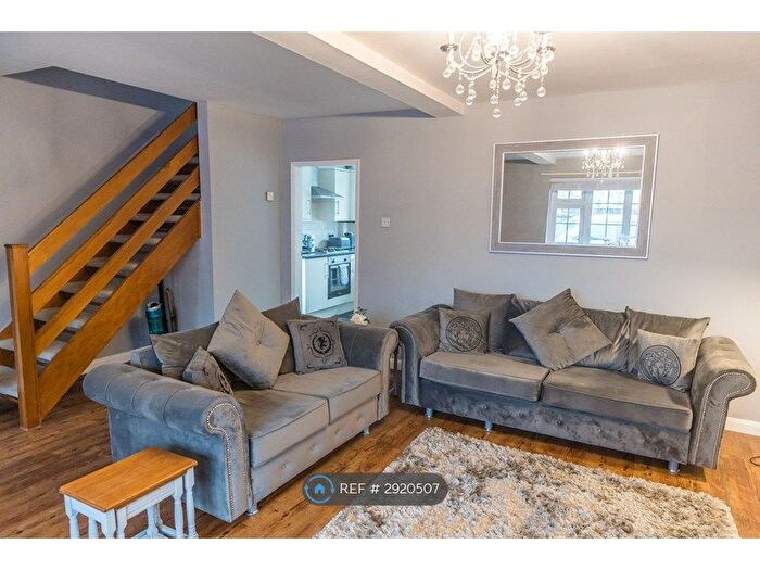 3 Bedroom Semi Detached House To Rent In Nhs Bills Included, Grimsby, DN33