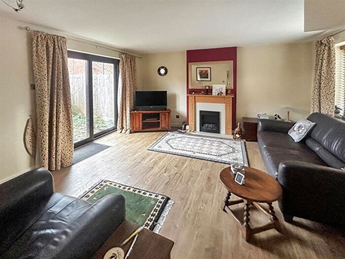 2 Bedroom End Of Terrace House For Sale In Simmons Court, Wellesbourne, CV35