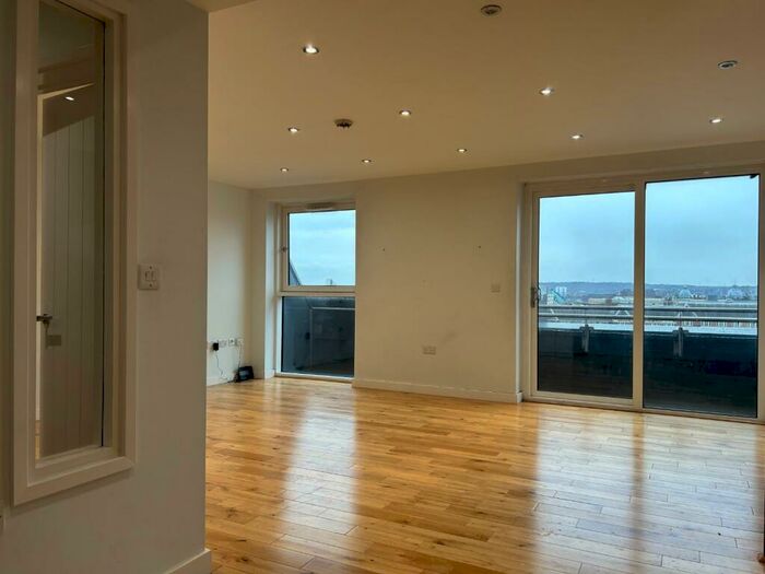 2 Bedroom Flat To Rent In Tate House, - New York Road, Leeds, LS2