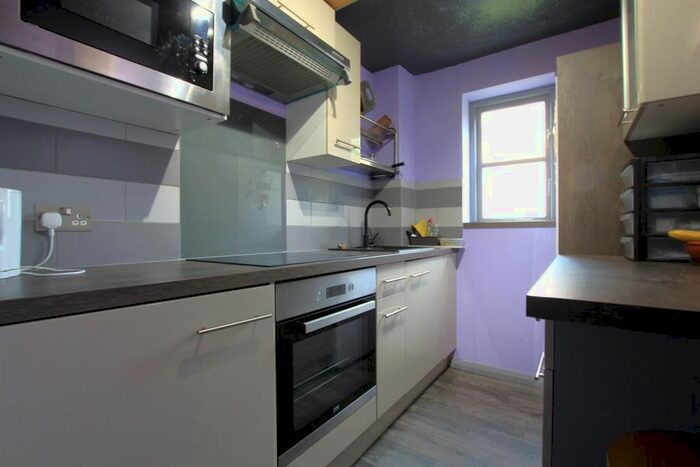 2 Bedroom Flat To Rent In John Barter House, Bath Road, Hounslow, TW3