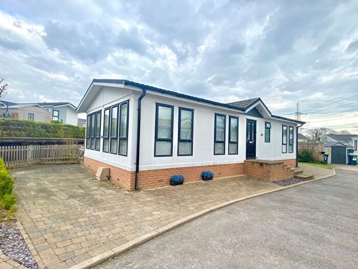 2 Bedroom Mobile/park Home For Sale In Southwick Road, North Boarhunt, Fareham, PO17