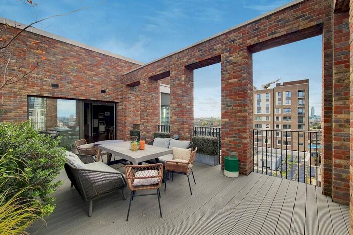 3 Bedroom Flat To Rent In Sayer Street, Elephant And Castle, London, SE17