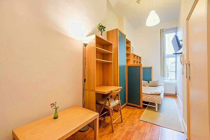 Studio To Rent In West Cromwell Road, Earls Court, London, SW5