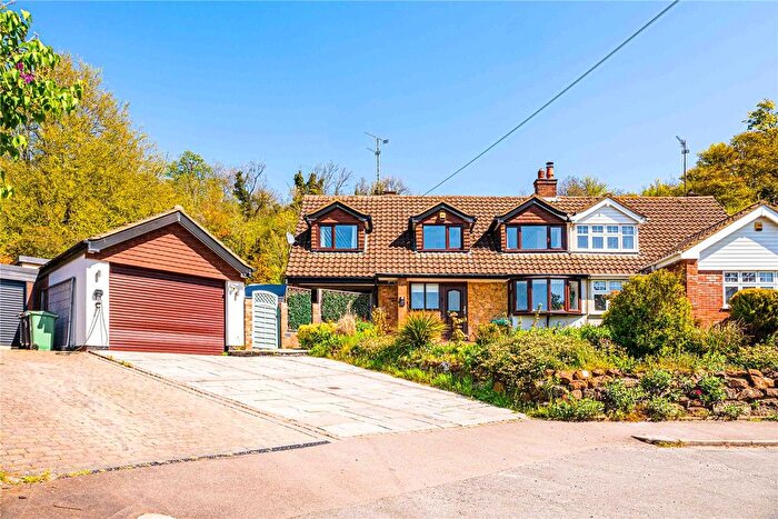 3 Bedroom Semi-detached House For Sale In Castle Close, Totternhoe, Central Bedfordshire, LU6
