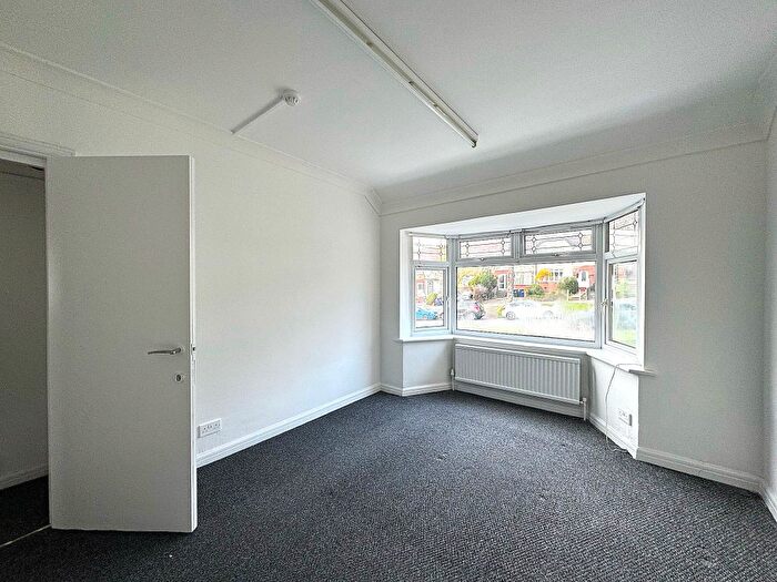 5 Bedroom Semi-Detached House To Rent In Whitton Avenue East, Perivale, UB6