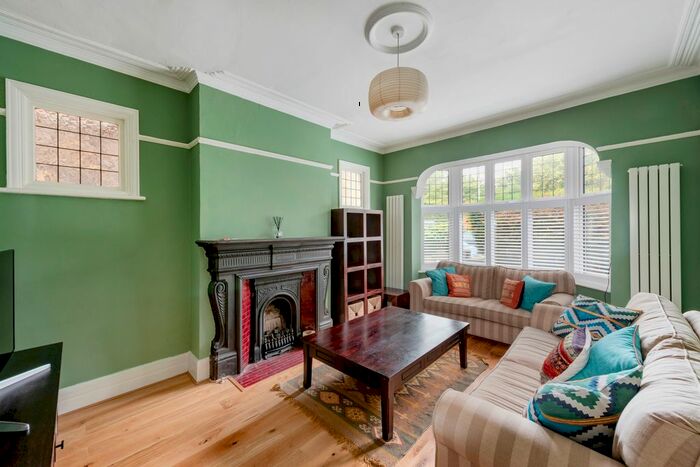 2 Bedroom Flat To Rent In Clairview Road, London, SW16