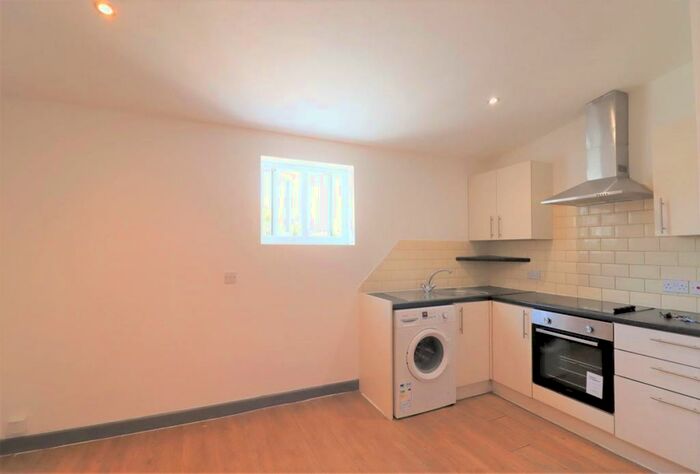2 Bedroom Flat To Rent In Neville Street, Cardiff, CF11