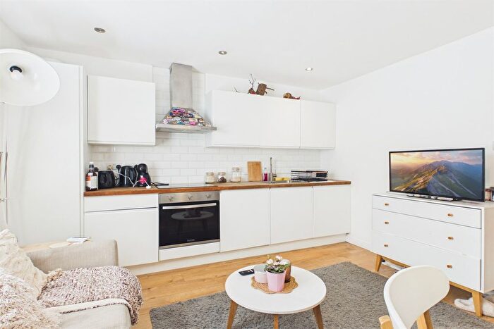 1 Bedroom Flat For Sale In Streatham High Road, Streatham, SW16