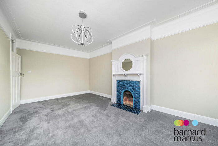 3 Bedroom Apartment To Rent In Ballards Lane, London, N3