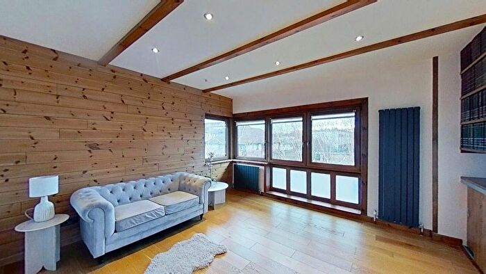 2 Bedroom Flat To Rent In Craigmillar Castle Avenue, Edinburgh, Midlothian, EH16