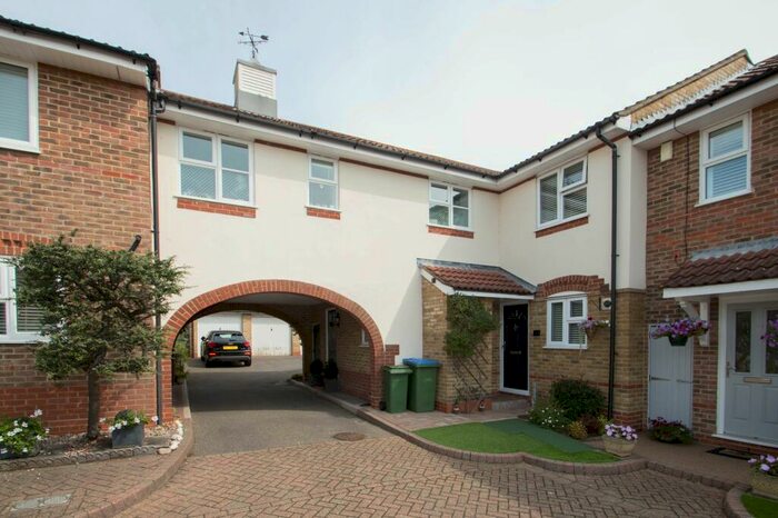 1 Bedroom Maisonette To Rent In Lytcott Drive, West Molesey, KT8