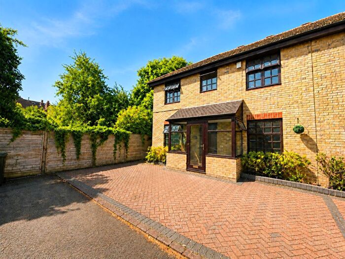 4 Bedroom Semi-Detached House For Sale In Hedge Lane, Palmers Green, N13