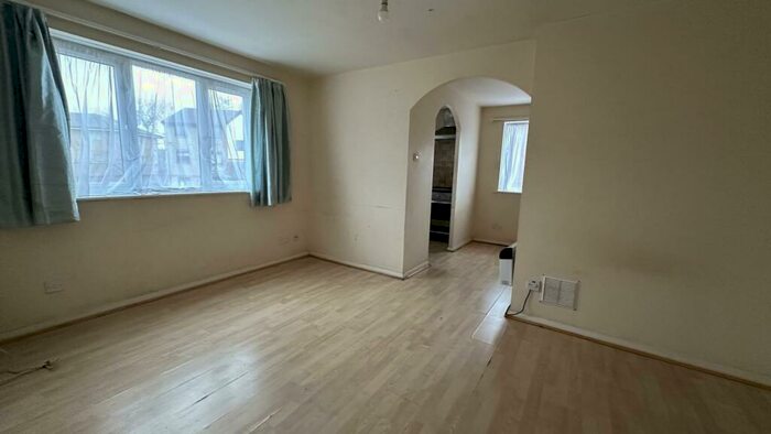 Flat To Rent In Magpie Close, Enfield, EN1