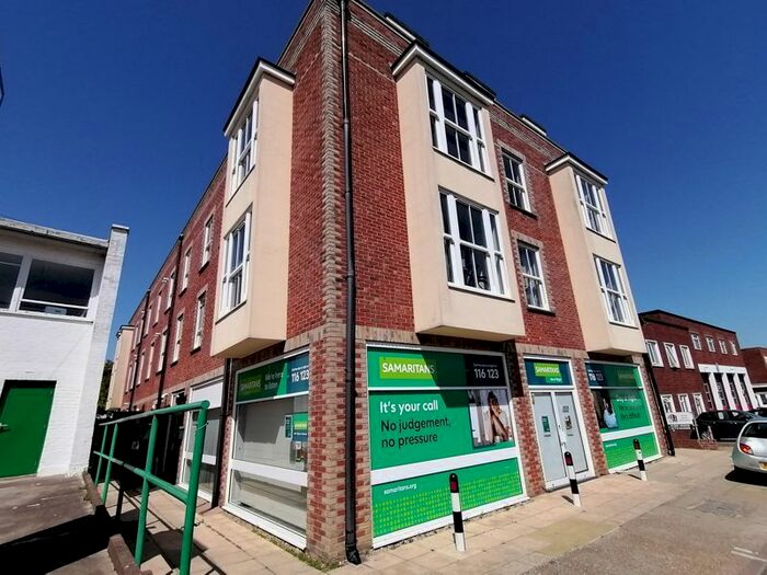 2 Bedroom Flat To Rent In South Street, Newport PO30