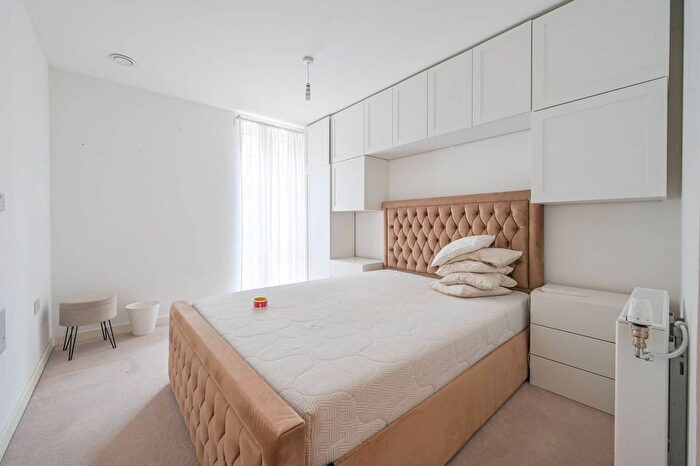 2 Bedroom Flat For Sale In Mahindra Way, Royal Docks, London, E6